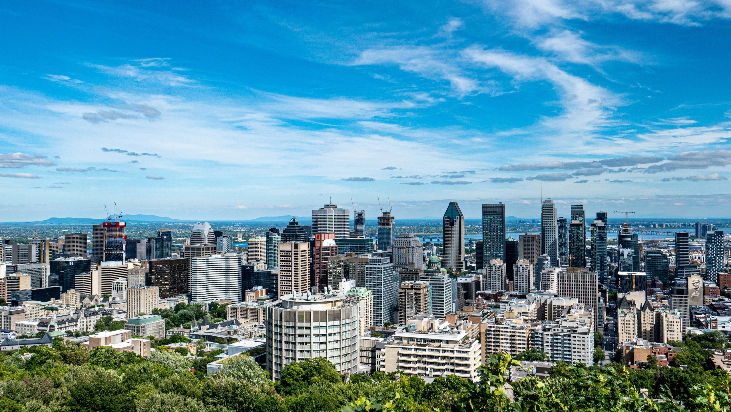 Vue panoramique de la skyline de Montréal au coucher de soleil